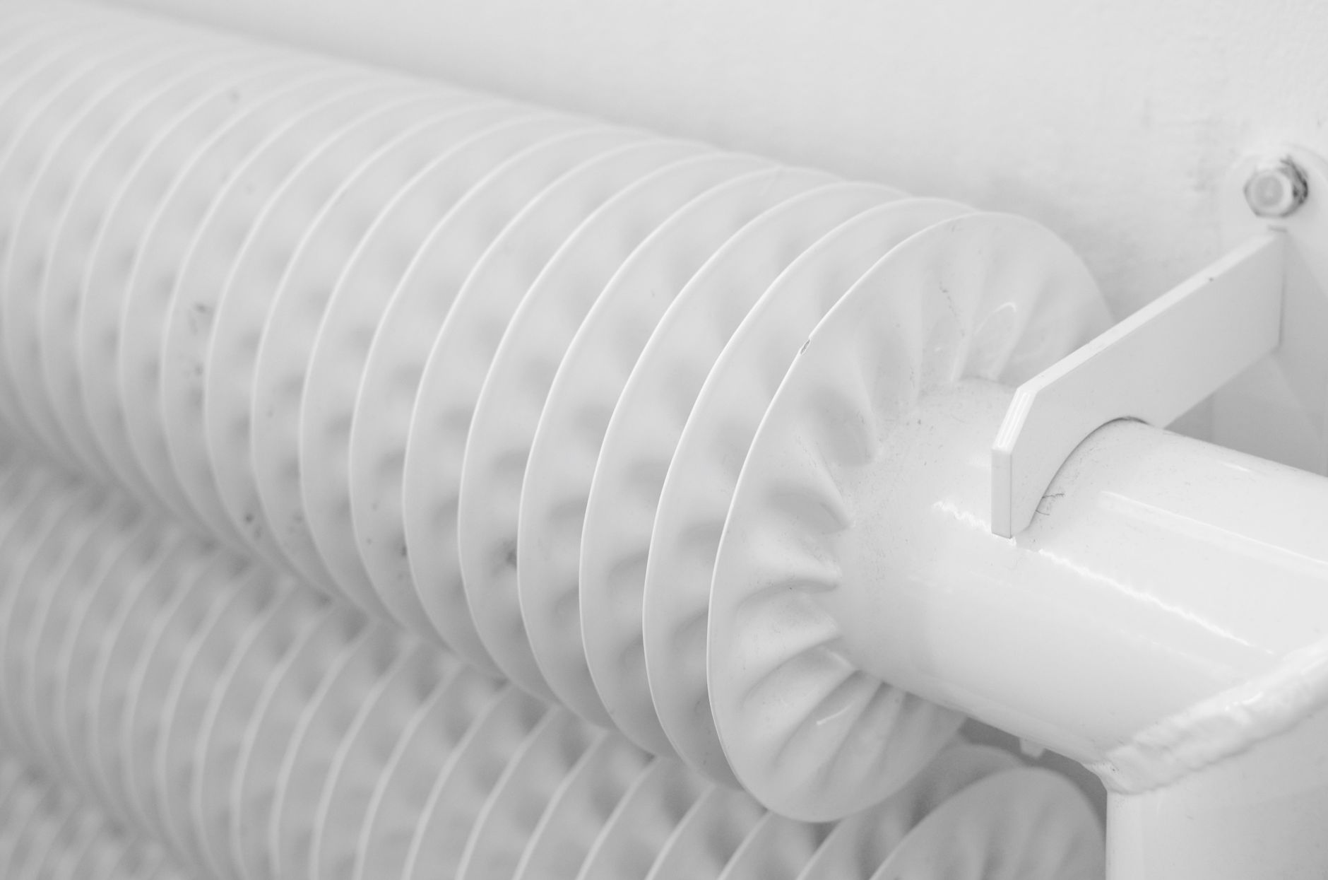 Handwerker bei der Sanitärinstallation im Badezimmer